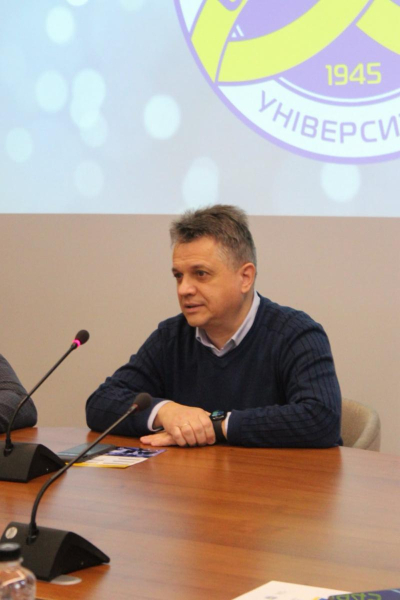 Інклюзивна мобільність: в Ужгороді обговорили доступність навчання водінню для людей з інвалідністю