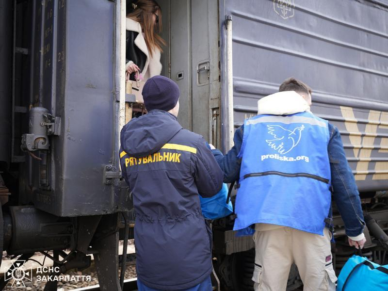 На Закарпаття евакуаційним потягом прибули восьмеро людей із Запорізької області