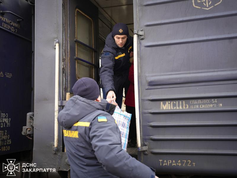 На Закарпаття евакуаційним потягом прибули восьмеро людей із Запорізької області