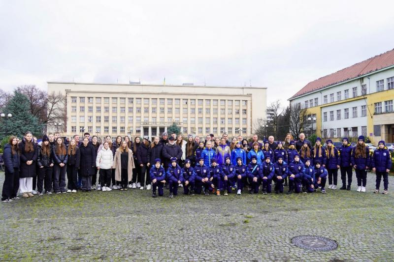 Олімпійський прапор підняли в Ужгороді з нагоди відкриття Зимових Олімпійських ігор-2026 в Італії.