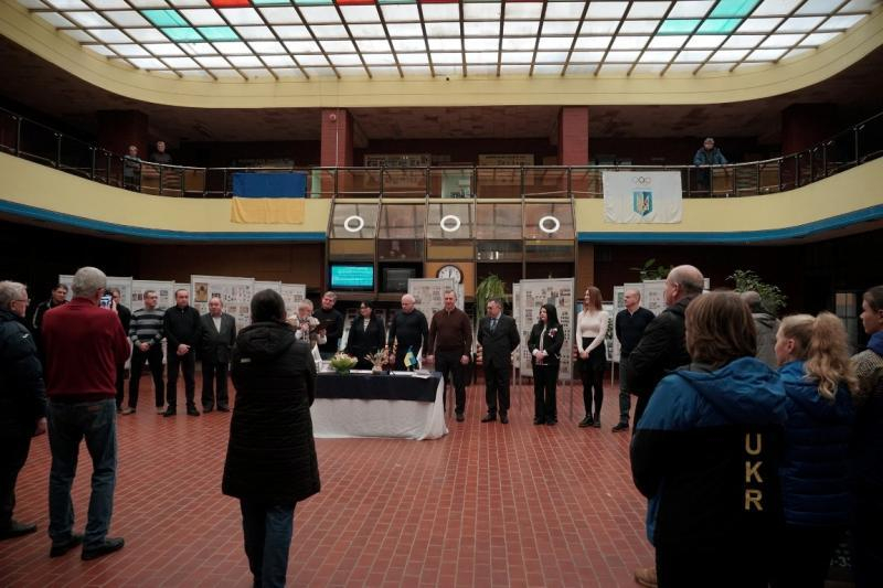 Олімпійський прапор підняли в Ужгороді з нагоди відкриття Зимових Олімпійських ігор-2026 в Італії.