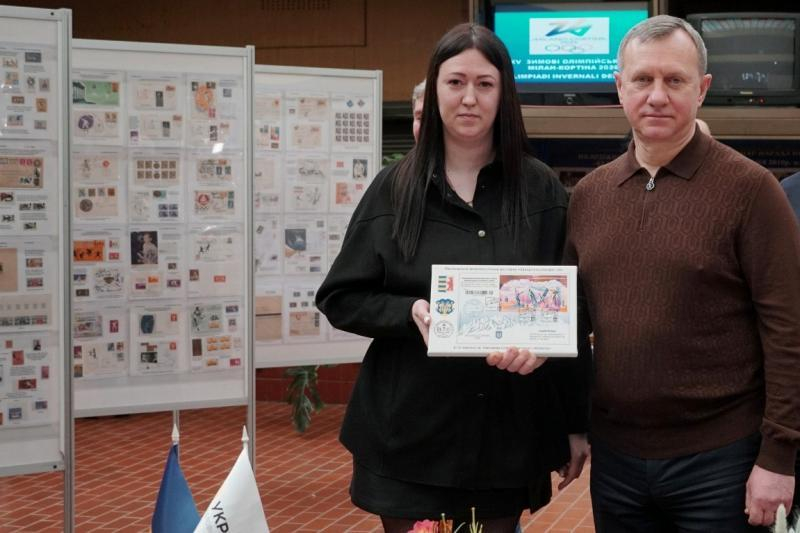 Олімпійський прапор підняли в Ужгороді з нагоди відкриття Зимових Олімпійських ігор-2026 в Італії.