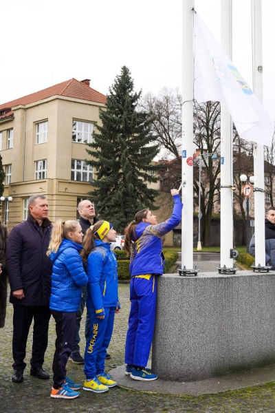 Олімпійський прапор підняли в Ужгороді з нагоди відкриття Зимових Олімпійських ігор-2026 в Італії.