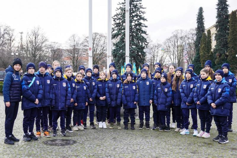 Олімпійський прапор підняли в Ужгороді з нагоди відкриття Зимових Олімпійських ігор-2026 в Італії.