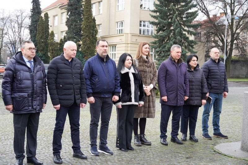 Олімпійський прапор підняли в Ужгороді з нагоди відкриття Зимових Олімпійських ігор-2026 в Італії.