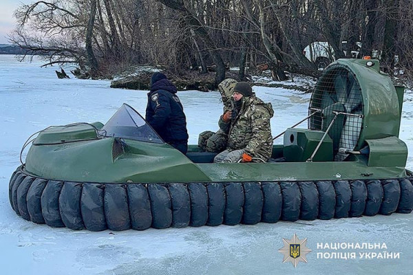 У Дніпрі ворожий дрон приземлився на кригу посеред річки