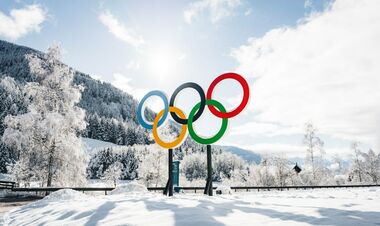 ВІДЕО. Українські прапори піднято в Олімпійському селищі у Кортині
