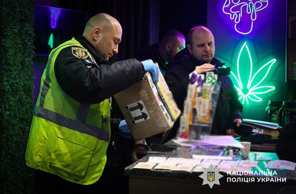 Замість вейпів наркотики: двоє криворіжців налагодили кримінальний бізнес